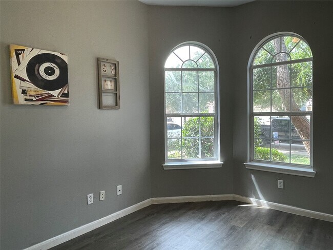 Building Photo - 811 Forest Hillside Ln