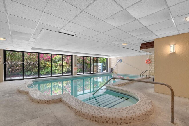 Building Photo - 1800 Collins Ave