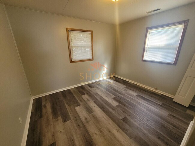 Building Photo - COZY AND AFFORDABLE 2 BR HOME