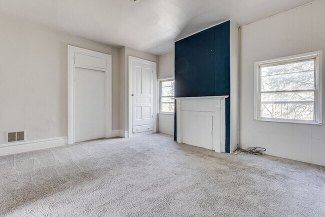 Building Photo - Available MAY 2026 - Beautiful, LARGE 4+ bedroom/2 bath GEM in South Side Slopes!