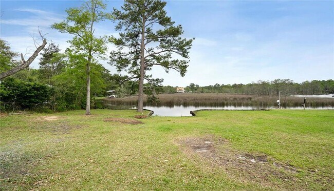 Building Photo - Renovated Waterfront Home