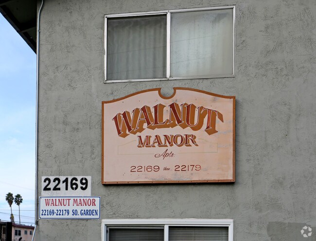 Building Photo - Walnut Manor