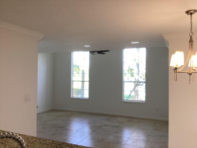Building Photo - 1385 Crystal Way