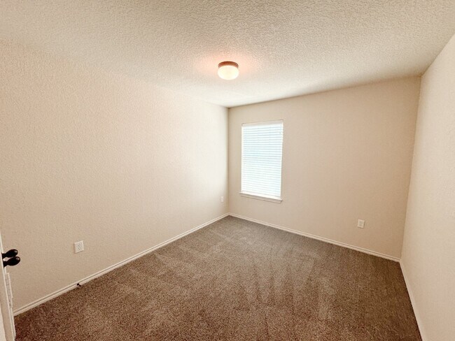 Building Photo - Move-In Special! Get $400 off your 2nd month's rent.