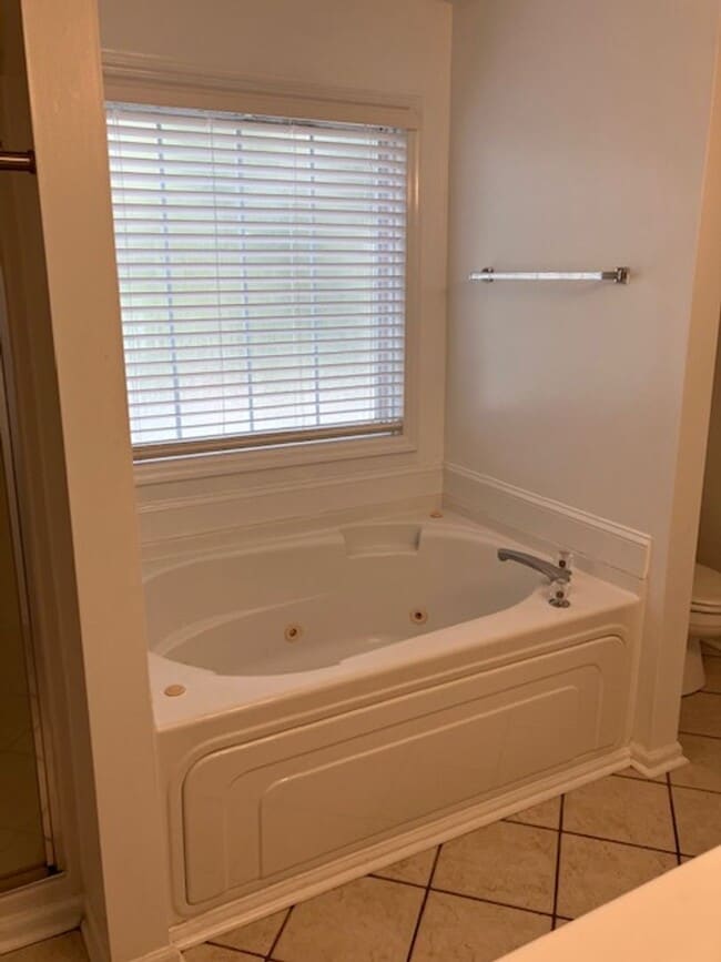 Building Photo - 909 Litchfield Way