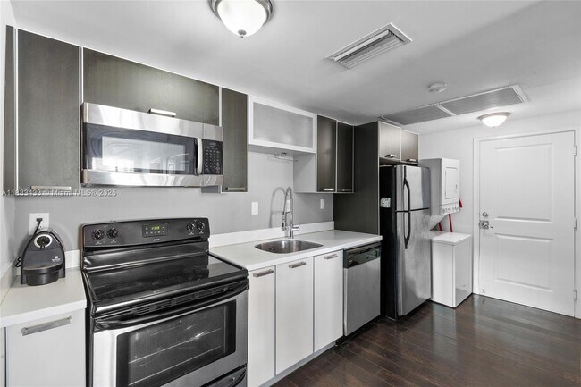 Building Photo - 621 11th St