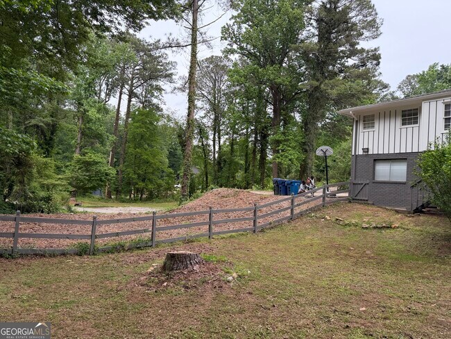 Building Photo - 3336 Camelot Dr NE