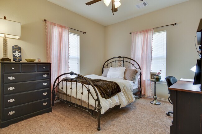 Building Photo - 601 Highlands St