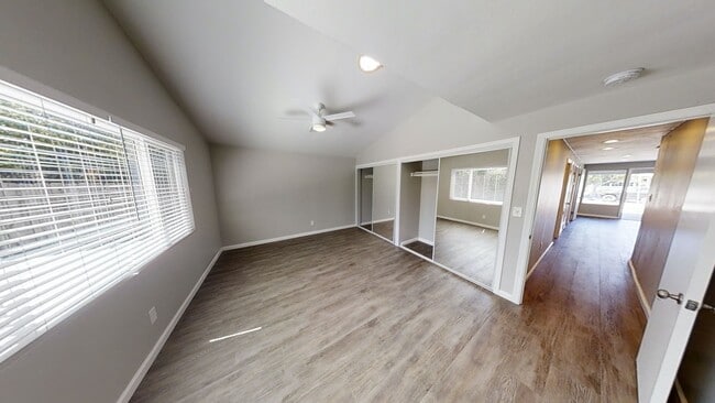 Building Photo - Large Property w/ 2 Kitchens!!