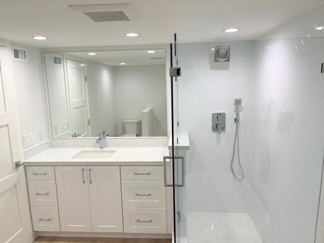 Building Photo - Ocean View Single Level Laguna Beach Condo!
