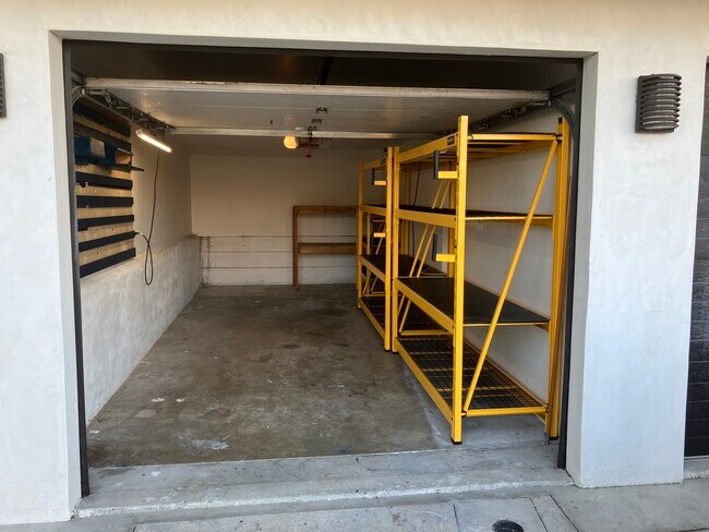 Private garage - 625 S Catalina Ave