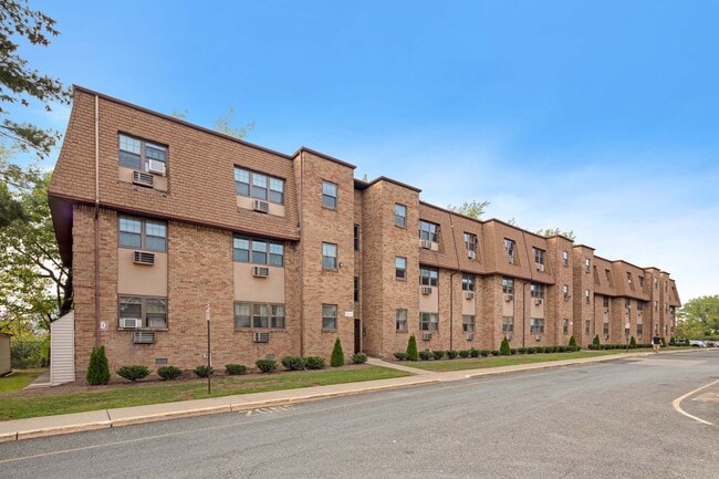 Building Photo - 220 Meadow Ln