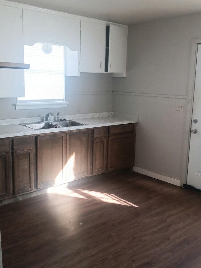 Building Photo - 108 C St