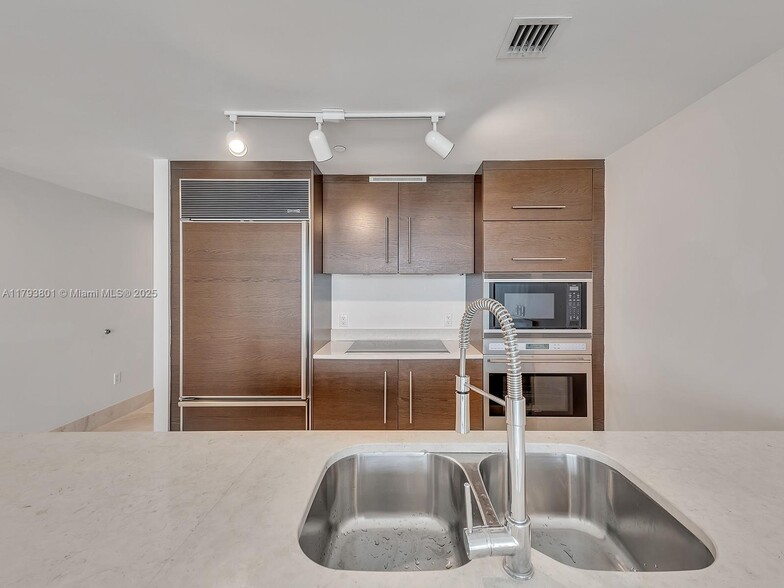 Building Photo - 475 Brickell Ave