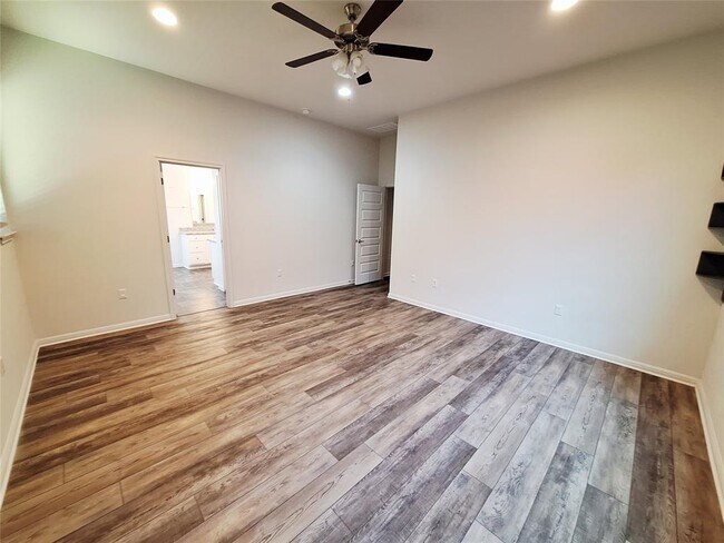 Building Photo - 7800 Hillock Terrace