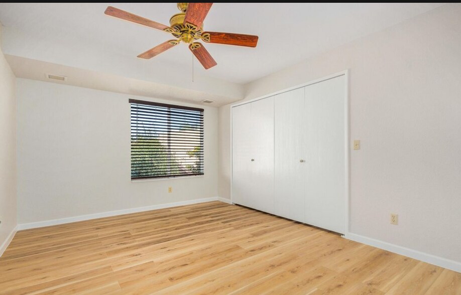 Building Photo - 4482 W Palmaire Ave