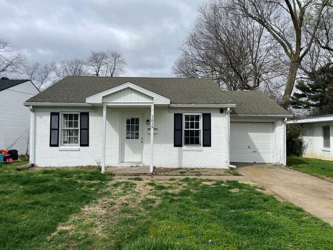 Building Photo - PRE-LEASING FOR BEGINNING OF JUNE