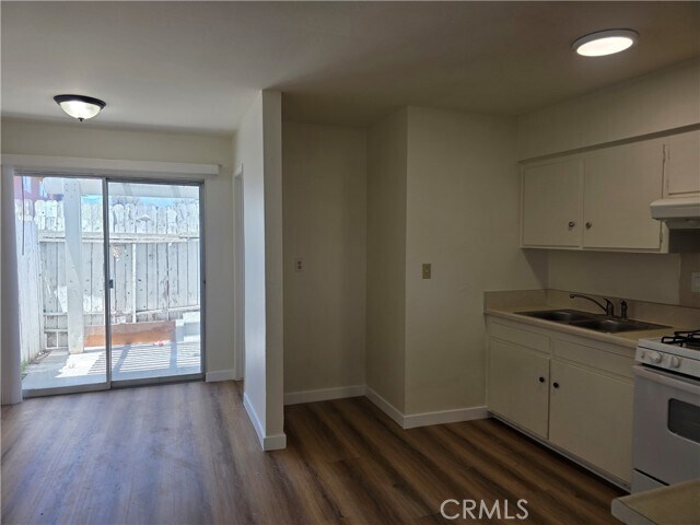 Building Photo - 928 N Vicentia Ave