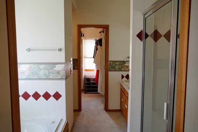 Building Photo - 417 Oakdale Dr