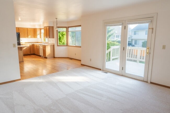 Building Photo - 3Bd/2.5Ba Bellevue House( Newport Hill)