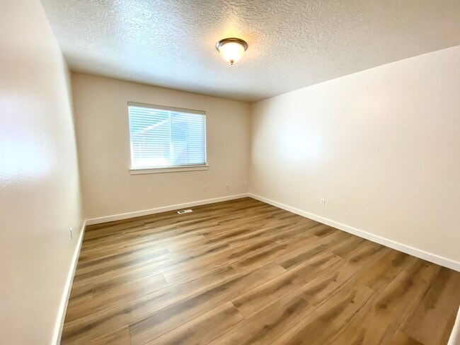 Building Photo - 4 bedroom PLUS office or 5th bedroom in NW Meridian Avail Mid August