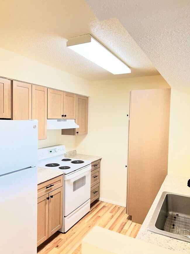 Building Photo - Cozy Condo