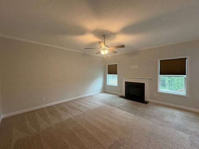 Building Photo - Gorgeous 4 Bed, 2.5 Bath Home in Fayetteville