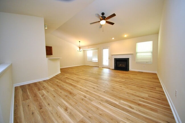 Building Photo - Beautiful Renovated 3 Bedroom 3 Bathroom i...