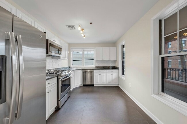 Building Photo - 350 7th St