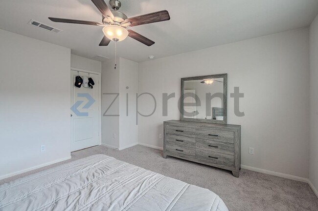 Building Photo - Unit