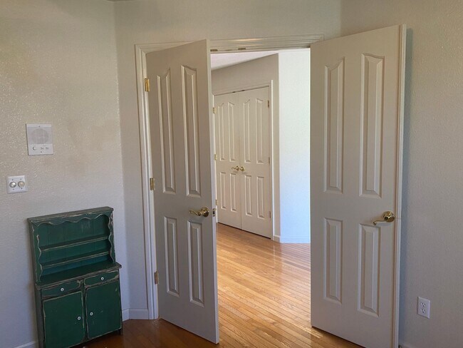 Building Photo - Beautiful Lakefront Home in the Vineyard! ...