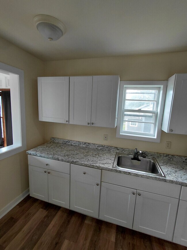 Building Photo - 665 Sayre Ave