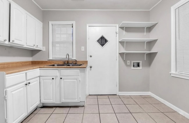 Building Photo - Charming 3BR/1BA Home with Spacious Yard & Great Location