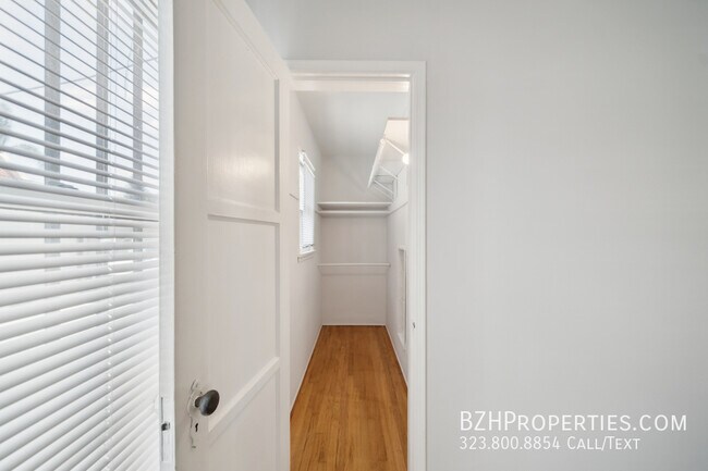 Building Photo - 1406 N Mansfield Ave