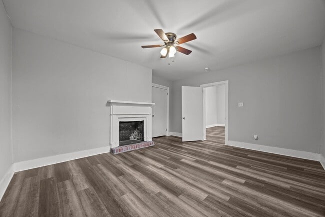 Building Photo - Newly Renovated 2 bed 1 bath!