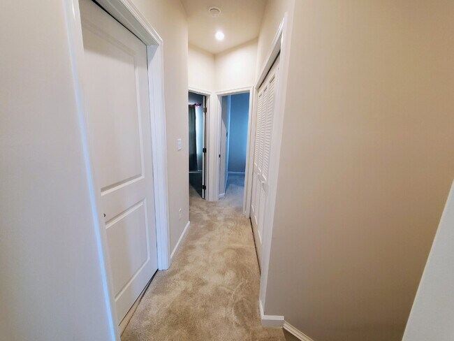 Building Photo - Beautiful 3 bedroom 2 1/2 bath townhome available for lease in Swedesboro