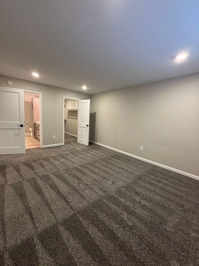 Building Photo - 2532/2528 Landmark Drive