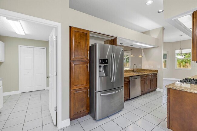 Building Photo - 4832 Queen Palm Terrace NE