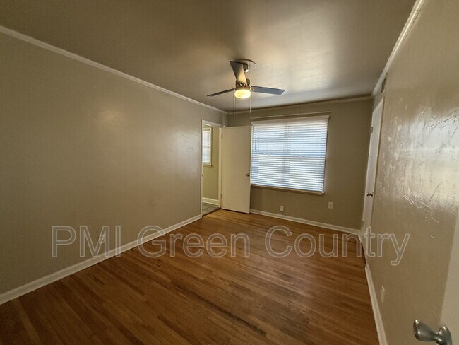 Building Photo - 1127 E 53rd Pl