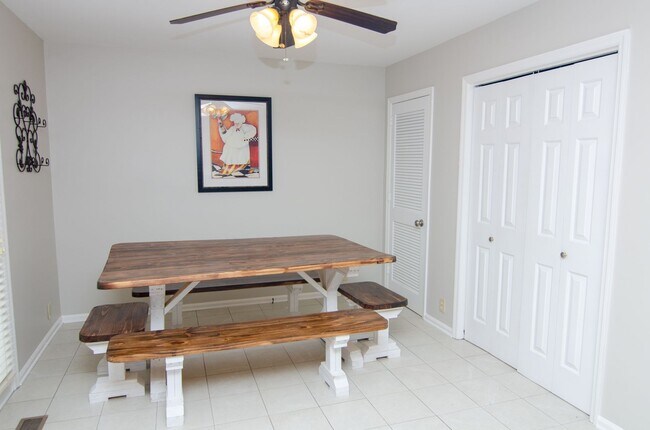 Building Photo - Stunning remodeled home in Franklin with a garage