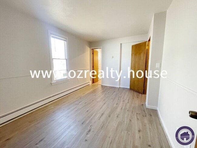 Building Photo - 215 E Reed Ave