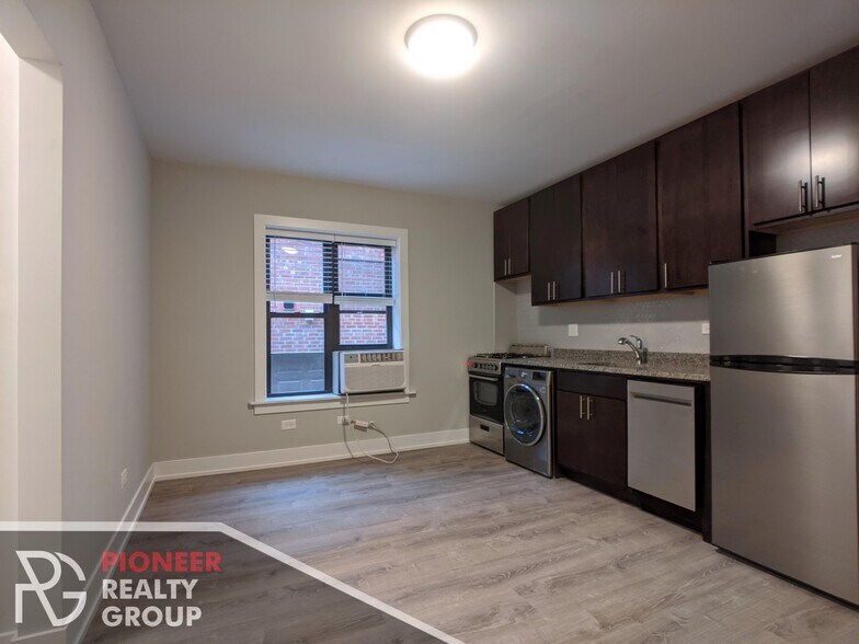 Building Photo - 423 W Belden Ave