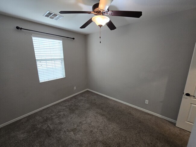 Building Photo - 950 S Wallrade Ln