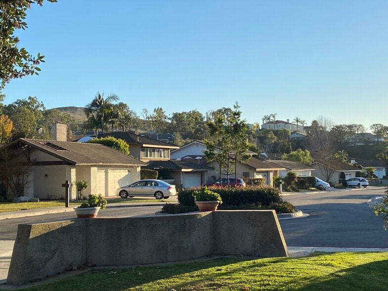 Building Photo - 5 Sandpebble