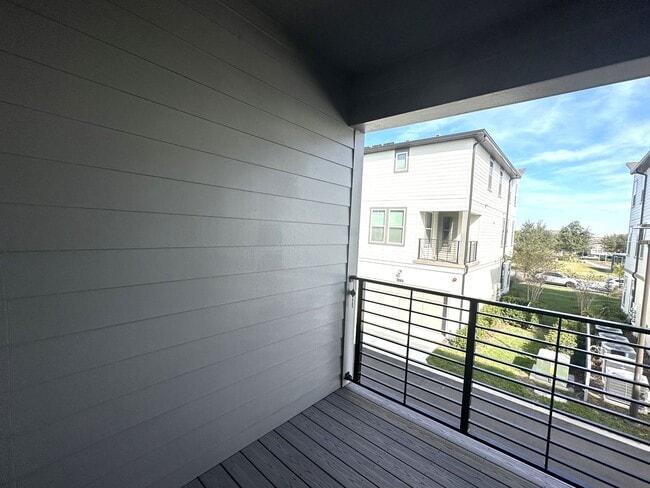 Building Photo - Luxury 3 story townhouse in the heart of L...