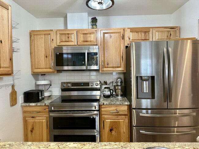 Building Photo - 1631 Eastridge Dr