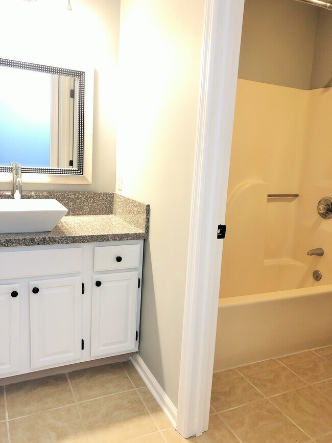 Building Photo - STYLISHLY UPDATED 3 BEDROOM CONDO IN LENNOX COURT