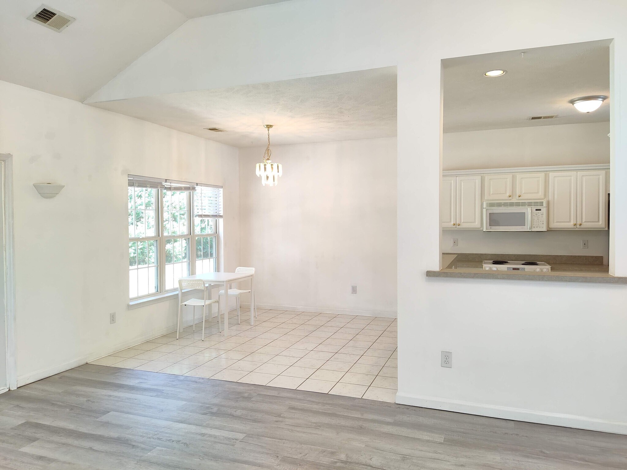 Building Photo - 529 Foxglove Ct