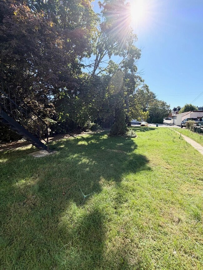 Building Photo - 1422 W Philadelphia St