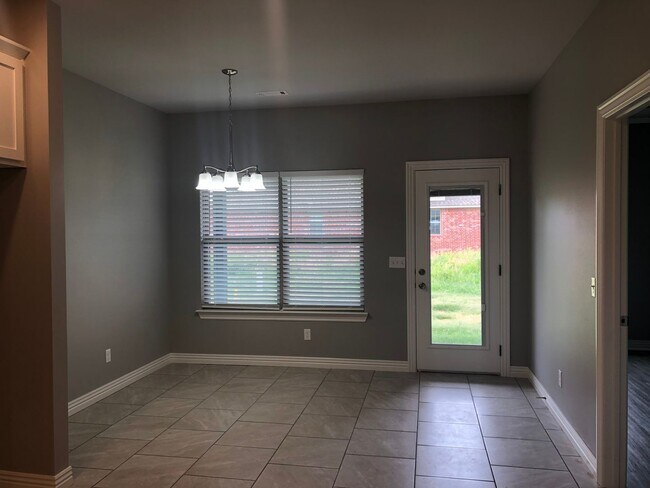 Building Photo - BEAUTIFUL BENTONVILLE HOME - LARGE FENCED IN YARD - GREAT LOCATION